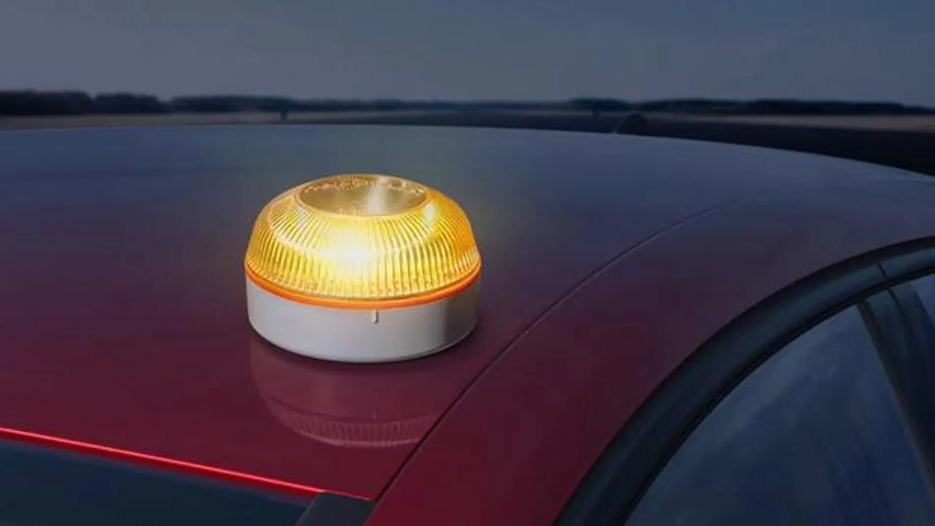 Baliza V16 colocada sobre el coche averiado